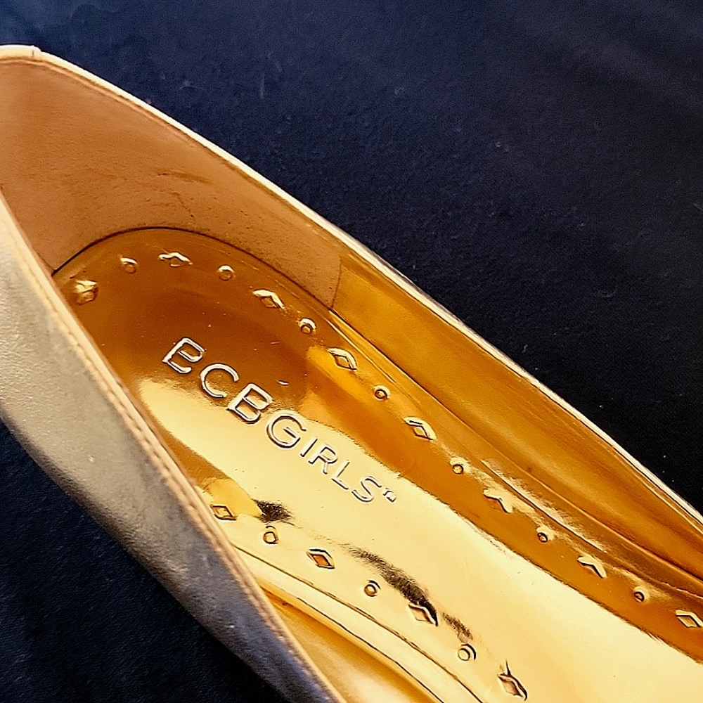 NWT!  BCBGIRLS Pointed Gold Metallic Flats in ORIGINAL BOX - Picture 5 of 9